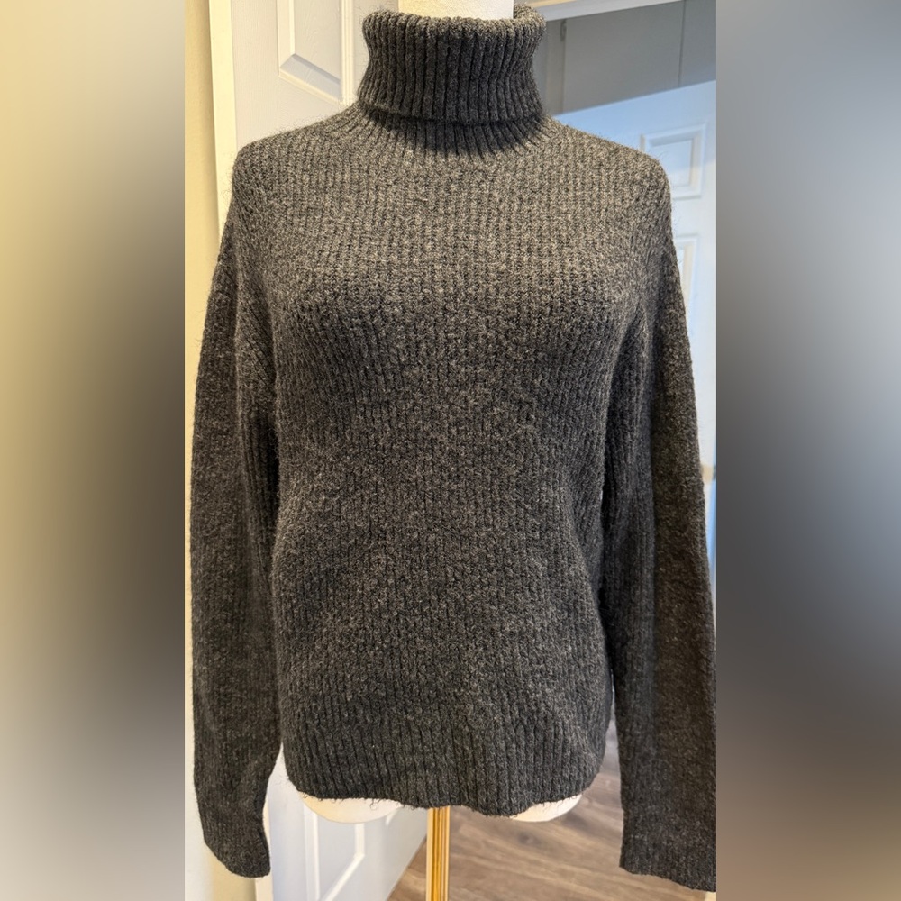 H&M Charcoal Gray Turtleneck Sweater – Size Small